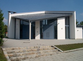 Friedhof in Oberding, Hauptansicht Aussegnungshalle