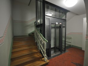 Augustenstraße in München, Lift im Treppenhaus